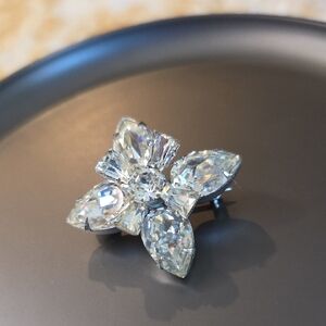 Elegant Weiss Silver Crystal Flower Brooch